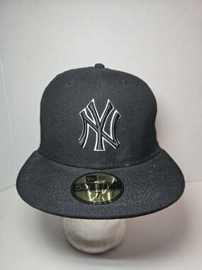 New York Yankees Black Fitted Cap - Classic NY Logo Size 7